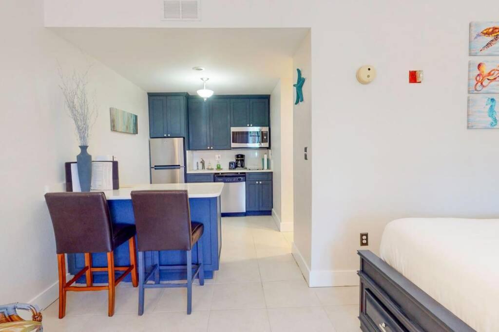 Sea Breeze, Studio 510, Beach Steps Away!+Pool+Wifi Ράσκιν Εξωτερικό φωτογραφία