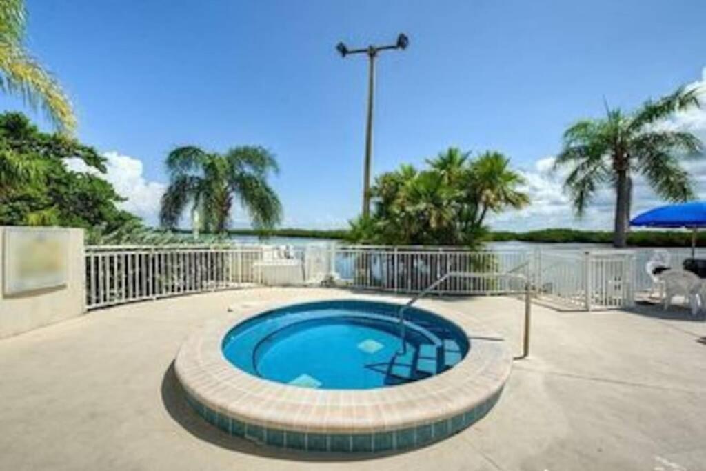 Sea Breeze, Studio 510, Beach Steps Away!+Pool+Wifi Ράσκιν Εξωτερικό φωτογραφία