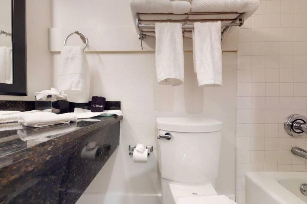 Sea Breeze, Studio 510, Beach Steps Away!+Pool+Wifi Ράσκιν Εξωτερικό φωτογραφία